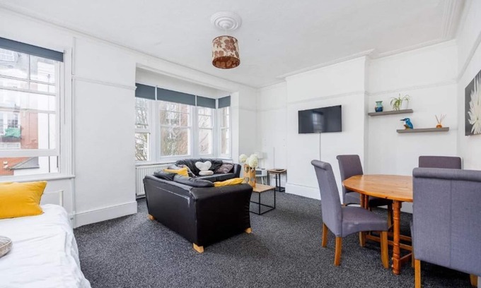 Southend-on-Sea Apartment | Bright & Cozy 2BR City Centre Nr High St by Everhome Ltd