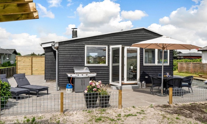 Mesinge House | Bright, family-friendly cottage with wood-burning stove, located only 100 to the sandy beach.