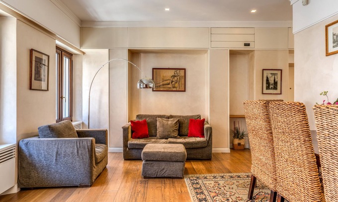 Rione XIV Borgo Apartment | Bright Flat by the Vatican