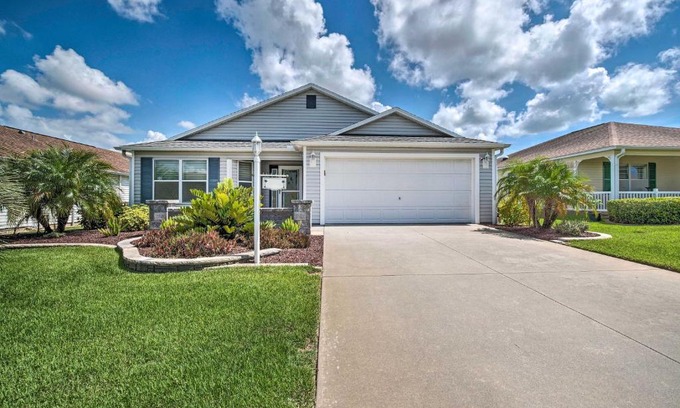 Charlotte House | Bright Florida Home Near Tons of Golf Courses