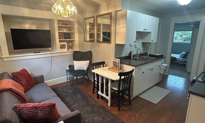 Victoria Villa | Bright Garden Suite in Colwood