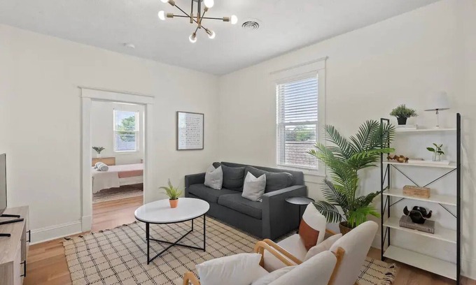 Hampton House | Bright, Historic 2-Bdrm Home by the Beachnn