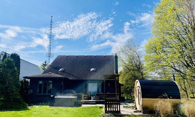 Louth Cottage | Bright Home, Relaxing, lakefront W Sauna & Hottub