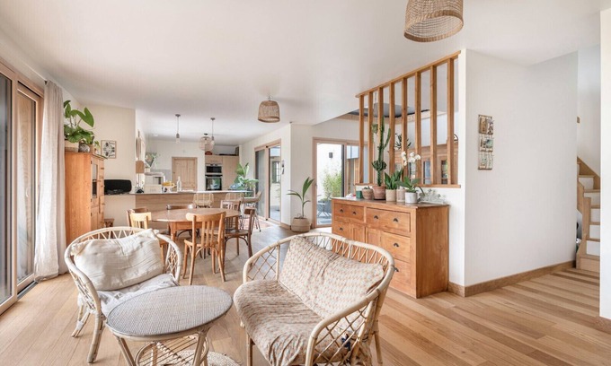 Nivillac Ski Chalet | Bright house with large terrace in La Roche-Bernard