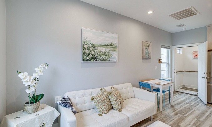 Greater Heights Apartment | Bright Houston Retreat - 8 Mi to Downtown