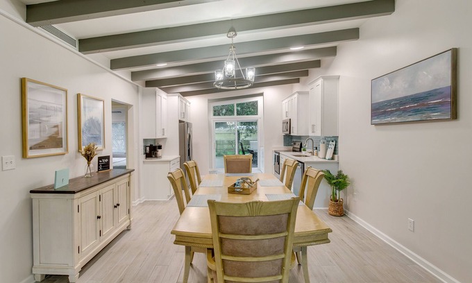 Jekyll Island House | Bright Jekyll Island Home w/Deck < 1 Mi to Beach