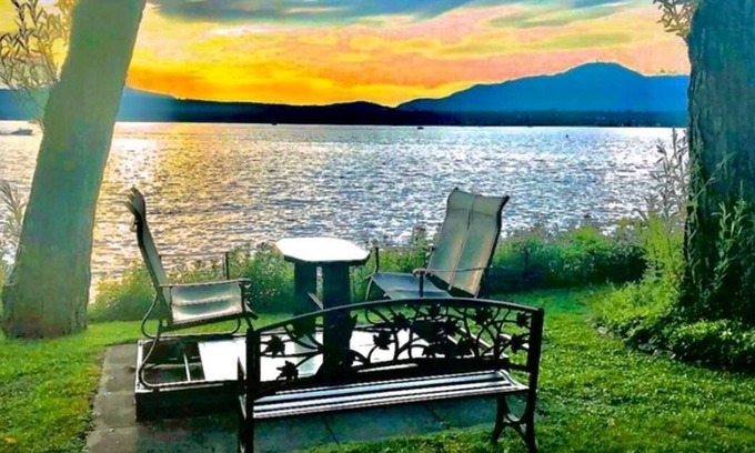 Magog Condo | Bright lakeside condo