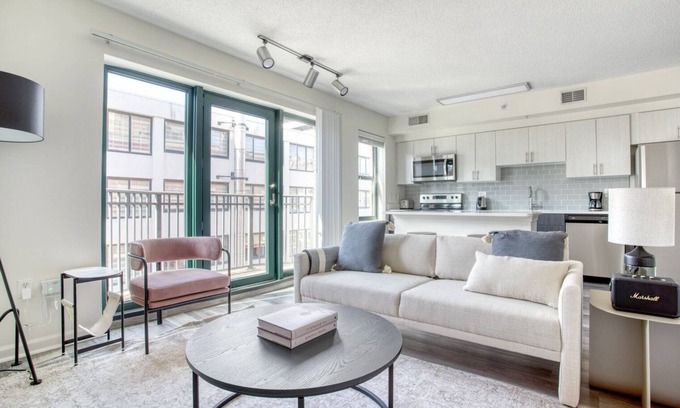 Logan Circle Apartment | Bright Logan Circle 1BR w/Gym, W/D & Pool, walk to bars, by Blueground