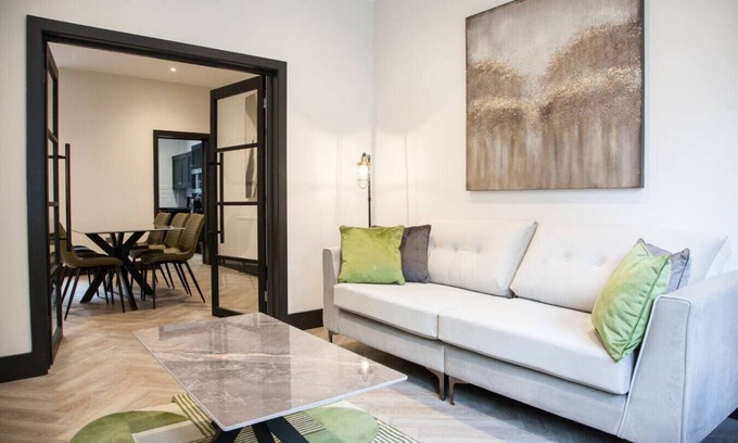 Manchester House | Bright & Modern Manchester Home | Free Parking