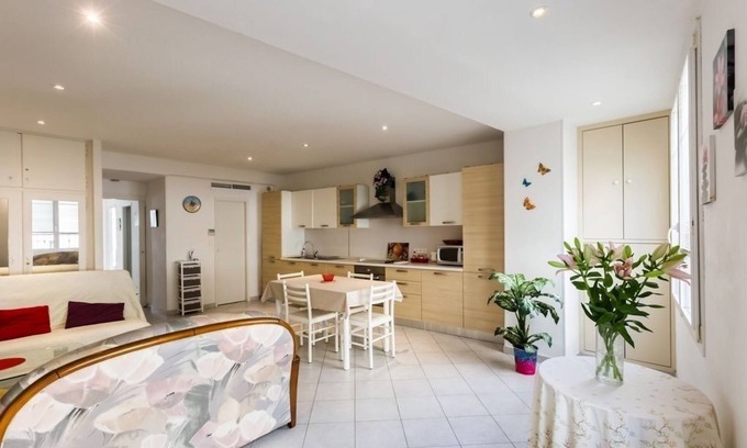 Antibes City Centre Apartment | Bright, modern apartment in town center, 2 bedrooms, air conditioning, Wi-Fi