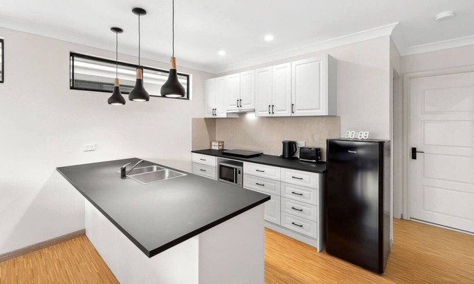 Bungalow Apartment | BRIGHT NEW 2BR APARTMENT FOR SMALL GROUPS CAIRNS