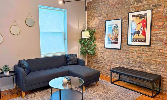 Pilsen Apartment | Bright & Roomy 3BR in Pilsen