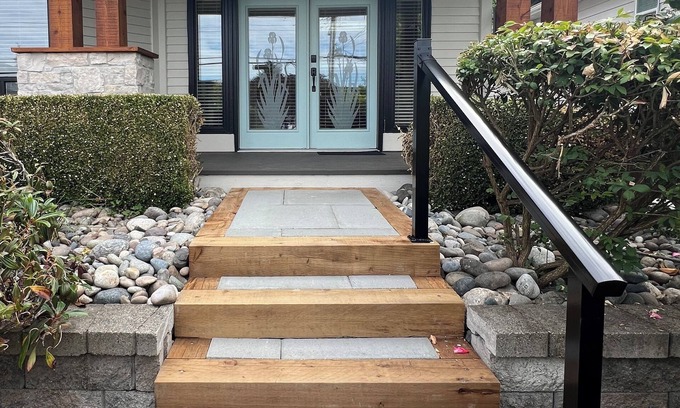Surrey House | Bright Side Suite near beach!