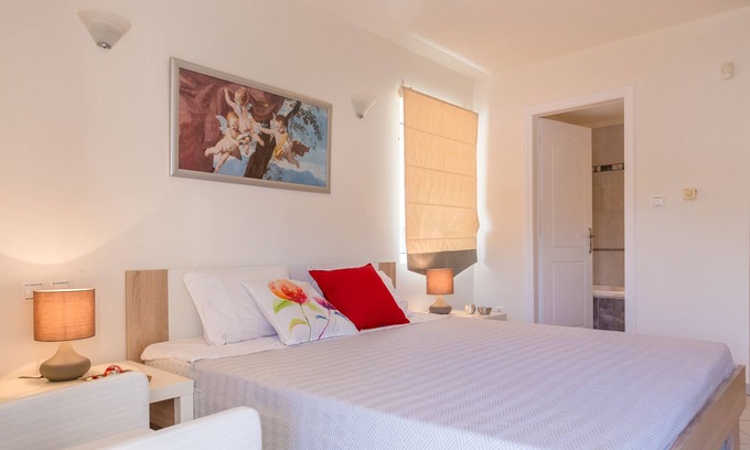 Marathon Villa | Bright & Spacious, two-floor Family Garden Home