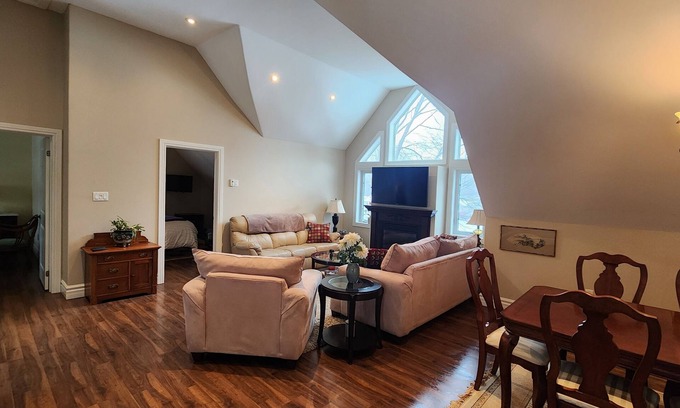 Barrie Apartment | Bright, spacious 1200 sq foot apartment with Vaulted ceilings.