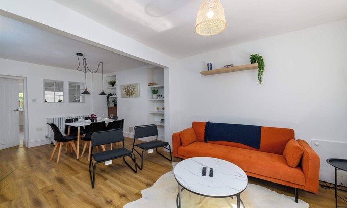 Abercwmboi House | Bright & Spacious 3 Bed Home Minutes frm Bike Park