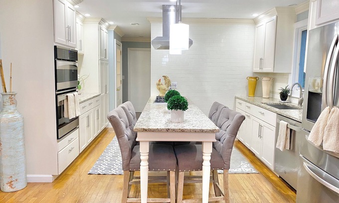 Marlborough House | BRIGHT & SPACIOUS 5-bedroom house in peaceful Marlborough with AC, WiFi