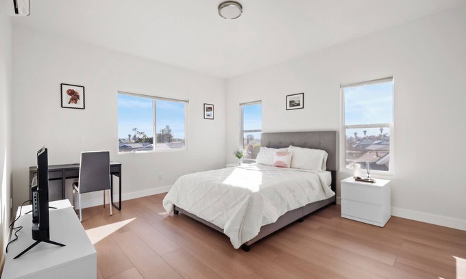 Mira Mesa House | Bright & Spacious Upstairs Room in Peaceful Home