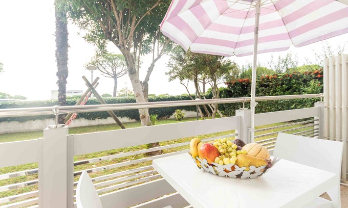 Lignano Sabbiadoro Apartment | Bright studio set on the side of the Darsena