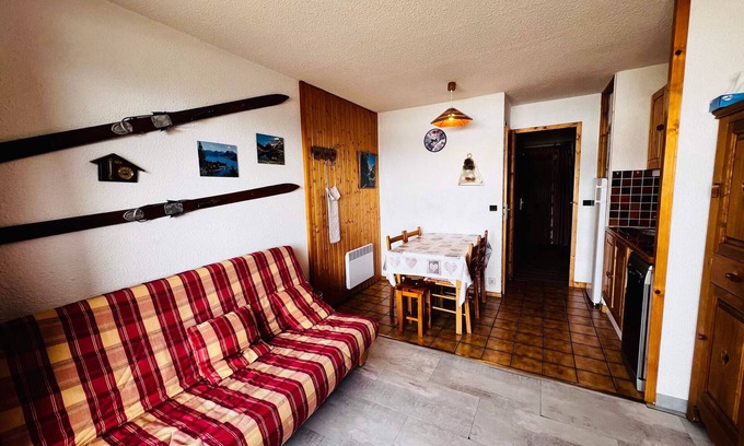 Les Saisies Apartment | Bright Studio Cabin – Ski-In/Ski-Out – Stunning Mountain View – Sleeps 4