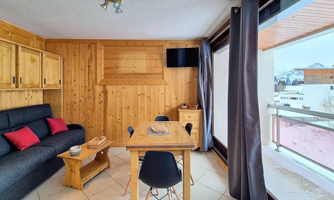 La Toussuire Apartment | Bright studio for 5, 50m from slopes with sunny balconies