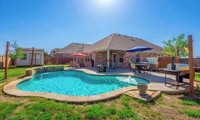 Leander House | Bright Stylish 3 BR Home w/Pool & Hot Tub