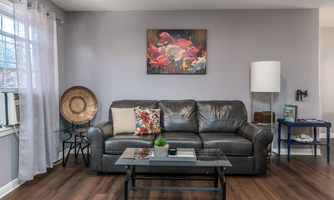 Front Park Apartment | Bright, Stylish Apt. with fire place in ❤ Buffalo