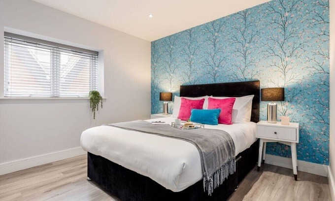 West Cliff Apartment | Bright & Stylish King Bed Apt w/Free Gym & WI-FI