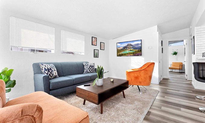 Westside Cottage | Bright, Stylish & Pet Friendly 2 Bedroom Home!