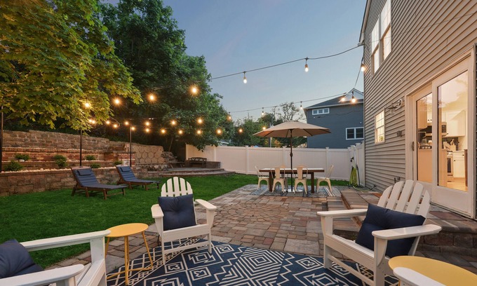 Highlands House | Bright & Stylish ShoreHouse w King Beds, 15min Walk to Beach, 2 Blocks to Dining