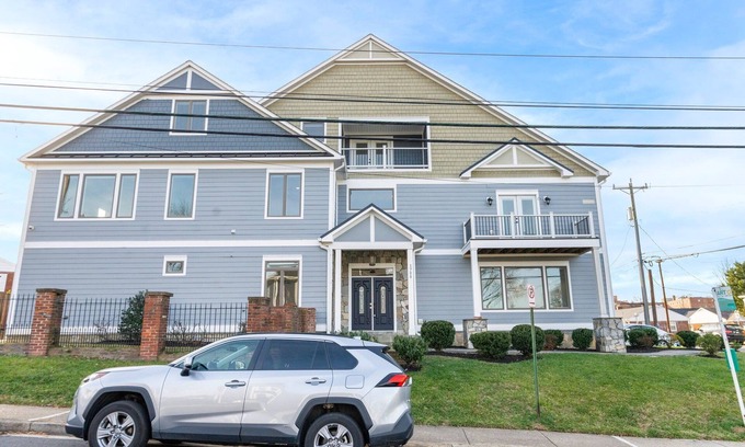 Arlington Views House | Bright , sunny, and inviting 5 bedroom w/a spacious floor plan + Movie Theater