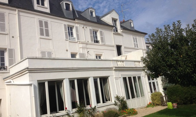 Montfort-l'Amaury Apartment | Bright sunny apartment on the ground floor with garden