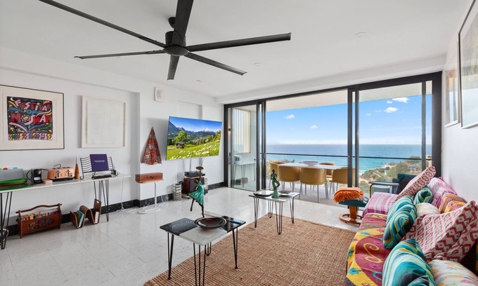 Tamarama Apartment | Bright Tamarama 2-Bed with Balcony Water View