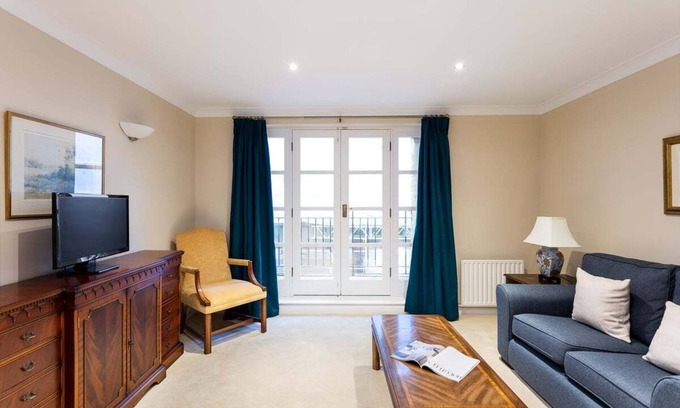 Tower Hamlets Apartment | Bright Tower Bridge Nest