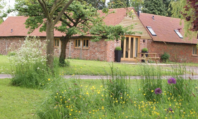 Henley-in-Arden House | Bright two bed cottage in beautiful countryside with log burner.