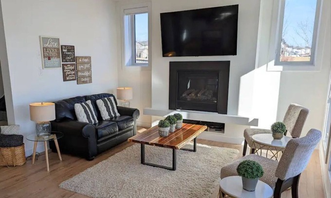 Lethbridge House | Bright Walk-Out Suite - Kitchenette & Amazing View