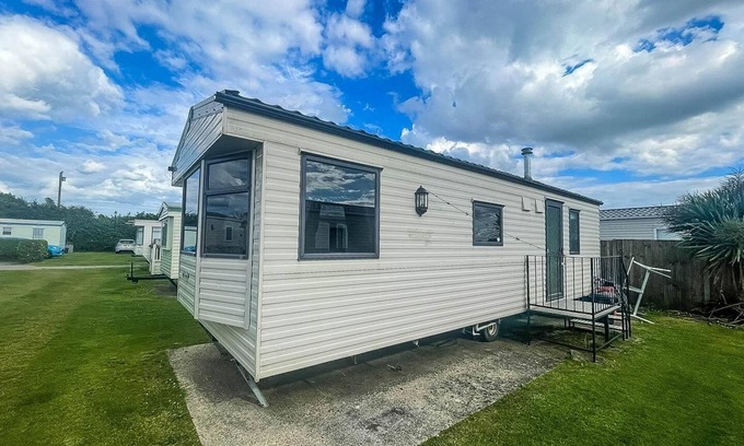 Scratby House | Brilliant 6 berth caravan nearby Scratby beach, Norfolk ref 43081B