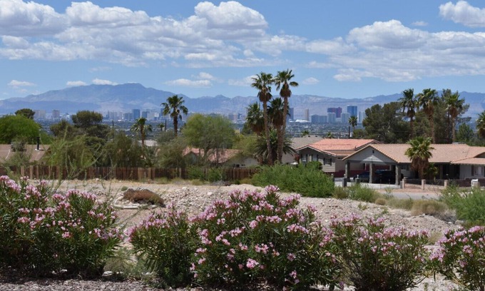 Sunrise Manor Condo | Brilliant Beverly Casita King Pools/gym($3)3miles
