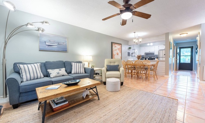 Saint Simons Island Condo | Bring the pets! Central to beach, 5 star dining, music, +. 3 beds, bikes incl!