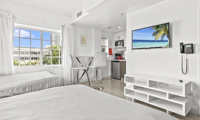 City Center House | Bring the Whole Squad! 3 Convenient Units, Picnic Area, Close to Miami Beach!