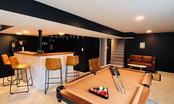 Bristol House | Bristol Bungalow steps away from Casino 🎰⚡️3 Beds and a Bar