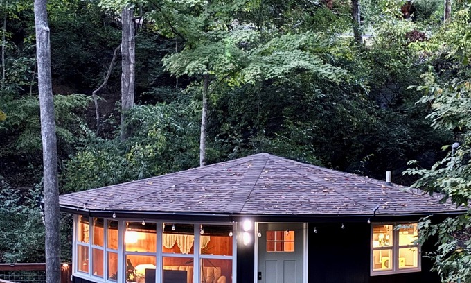 Bristol Cabin | Bristol Tiny Round Treehouse 2 miles to Historic DowntownlCasino 1 Bed 1 Bath