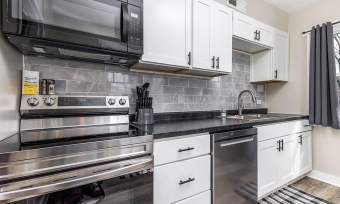 Dubuque House | Broadlawn Bungalow - 2BR/1 Bath w pullout