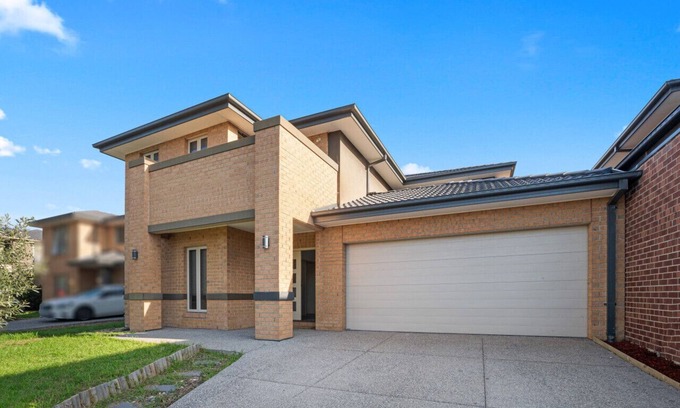 Point Cook House | Broadstone PC 9-bed 5-bathroom Luxe Family House Double Storey