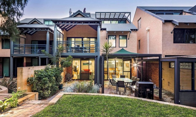 Broadwater House | Broadwater Bliss Beachside Escape w Resort Perks