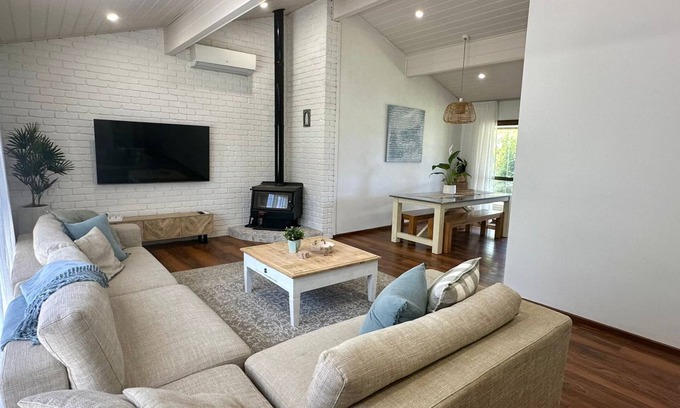 Broadwater House | Broadwater Break: Stylish Coastal Retreat for Families