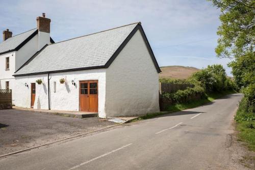 Llangennith House | Broadway Farm Holiday Barn with hot tub