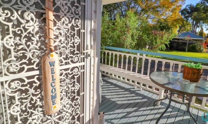 Swansea House | Bromyard Lakeside Cottage - access to waterfront