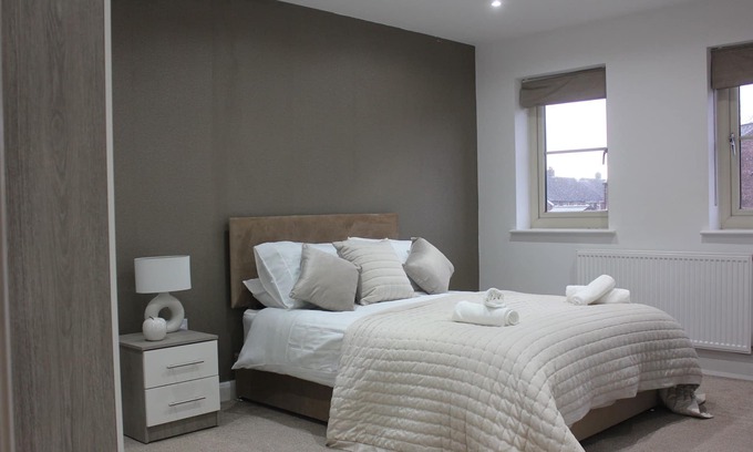 Walkden House | Brook Meadow House, 4 Bed House Manchester ¦ Business ¦ Retreat ¦