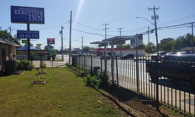 San Antonio Hotel | Brooks City Executive Inn